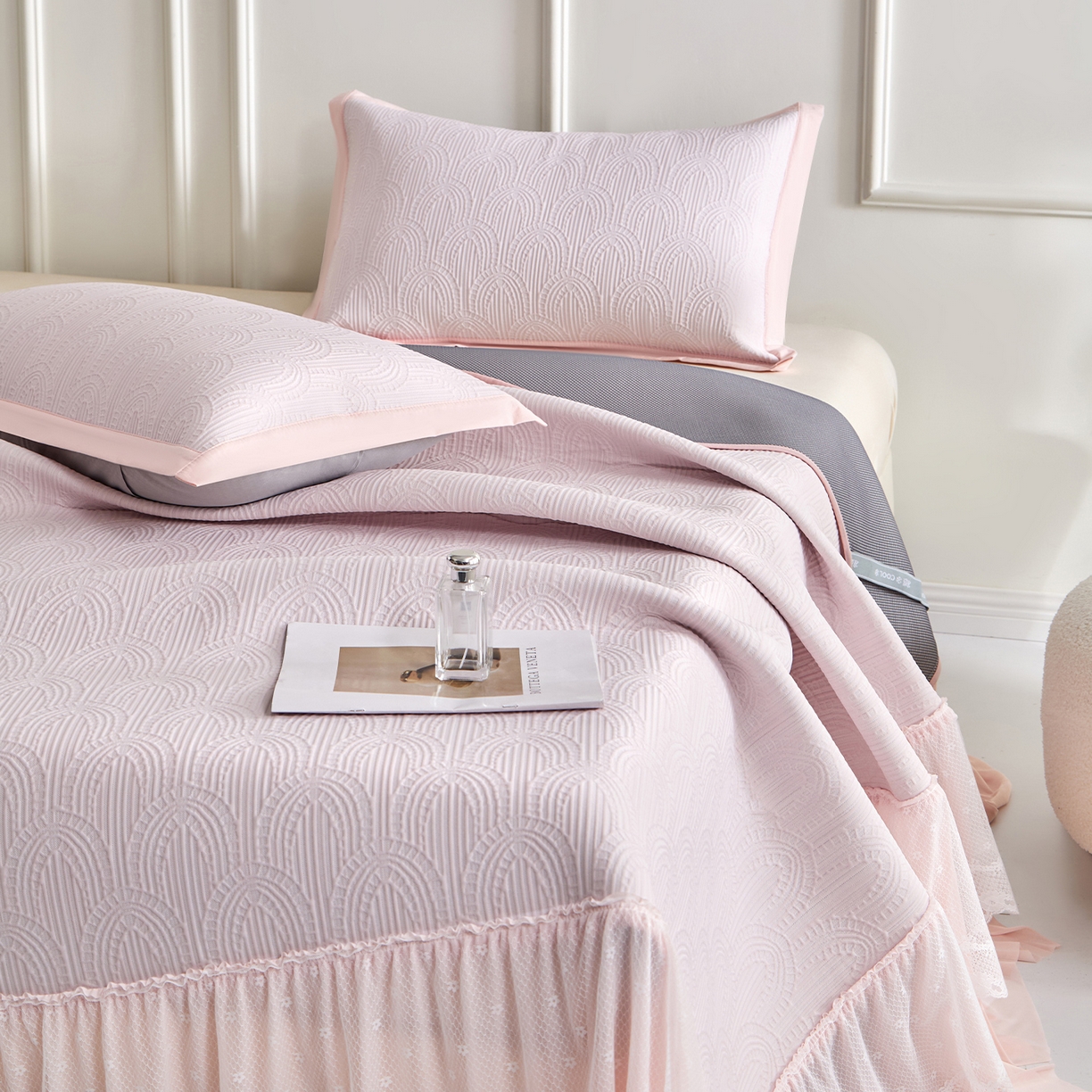 91家纺网 家纺一手货源 找家纺 瑞禾家纺 2026新款A类凉感豆豆床裙款凉席三件套-系列三 浅粉浪影