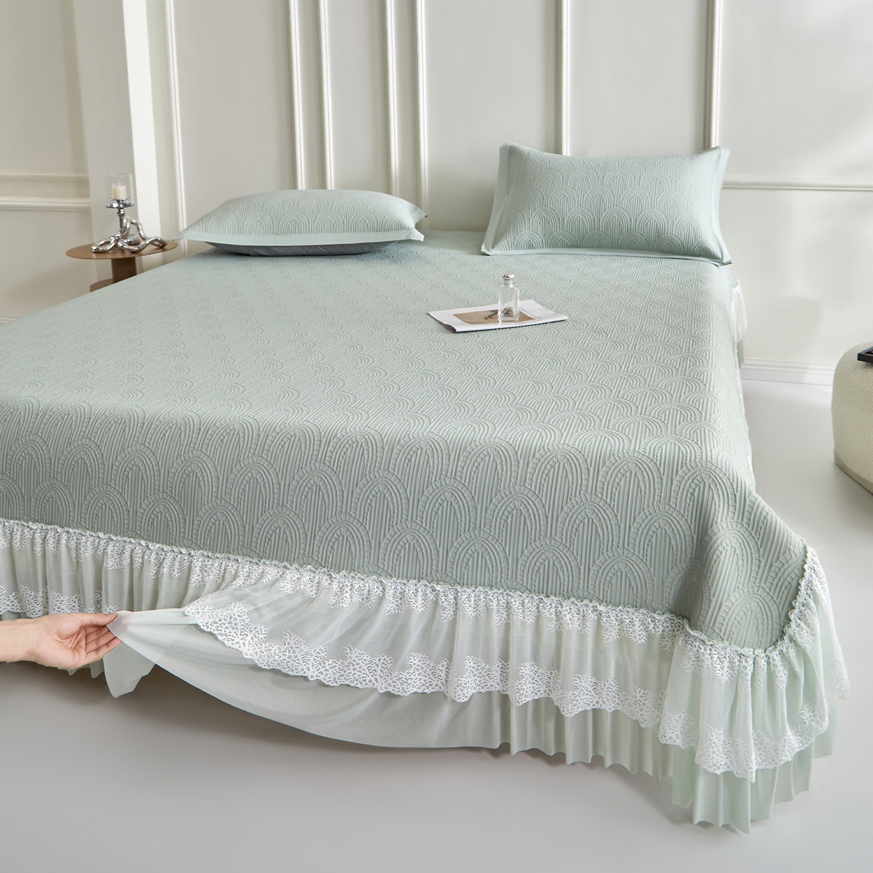 91家纺网 家纺一手货源 找家纺 瑞禾家纺 2026新款A类凉感豆豆床裙款凉席三件套-系列三 青柠浪影