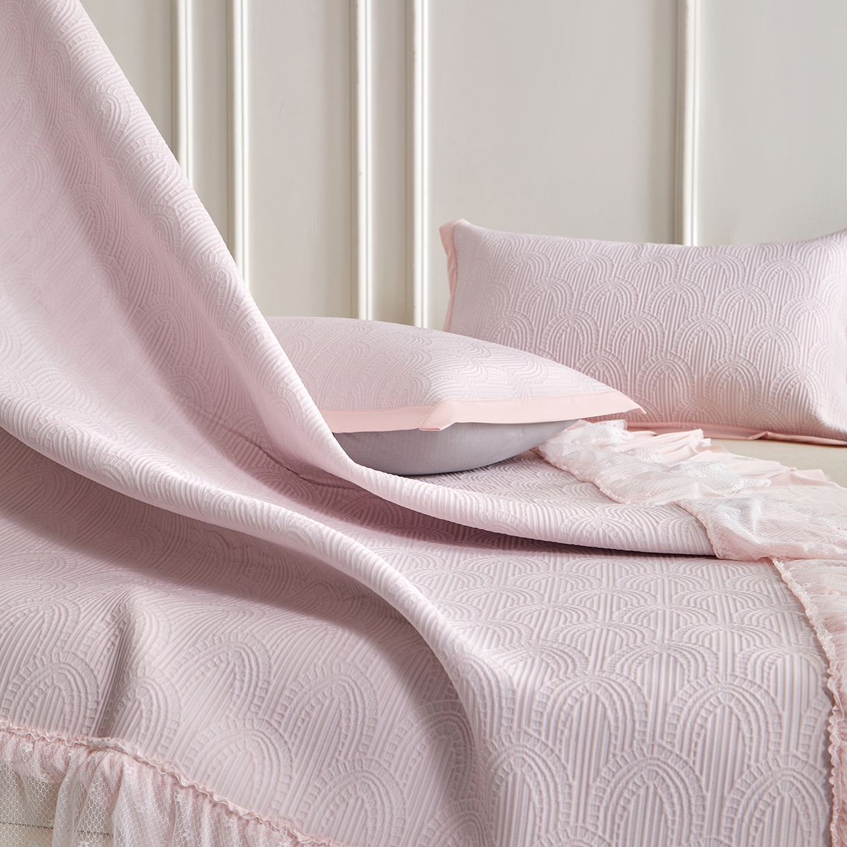 91家纺网 家纺一手货源 找家纺 瑞禾家纺 2026新款A类凉感豆豆床裙款凉席三件套-系列三 浅粉浪影