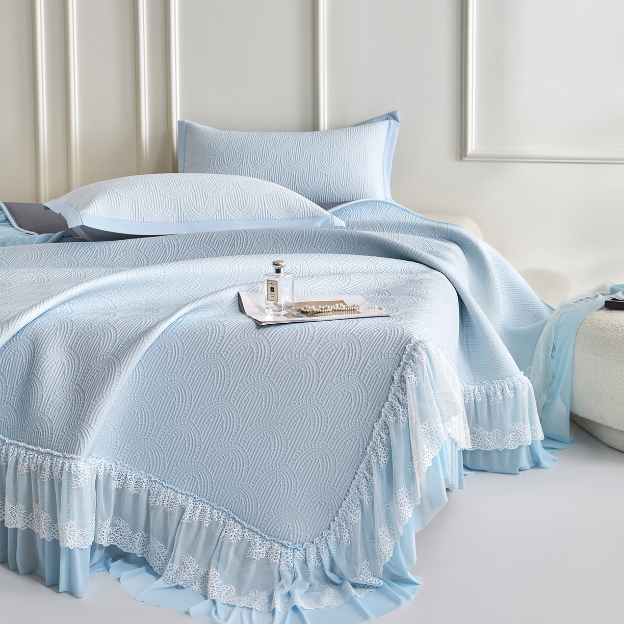 91家纺网 家纺一手货源 找家纺 瑞禾家纺 2026新款A类凉感豆豆床裙款凉席三件套-系列三 冰蓝浪影