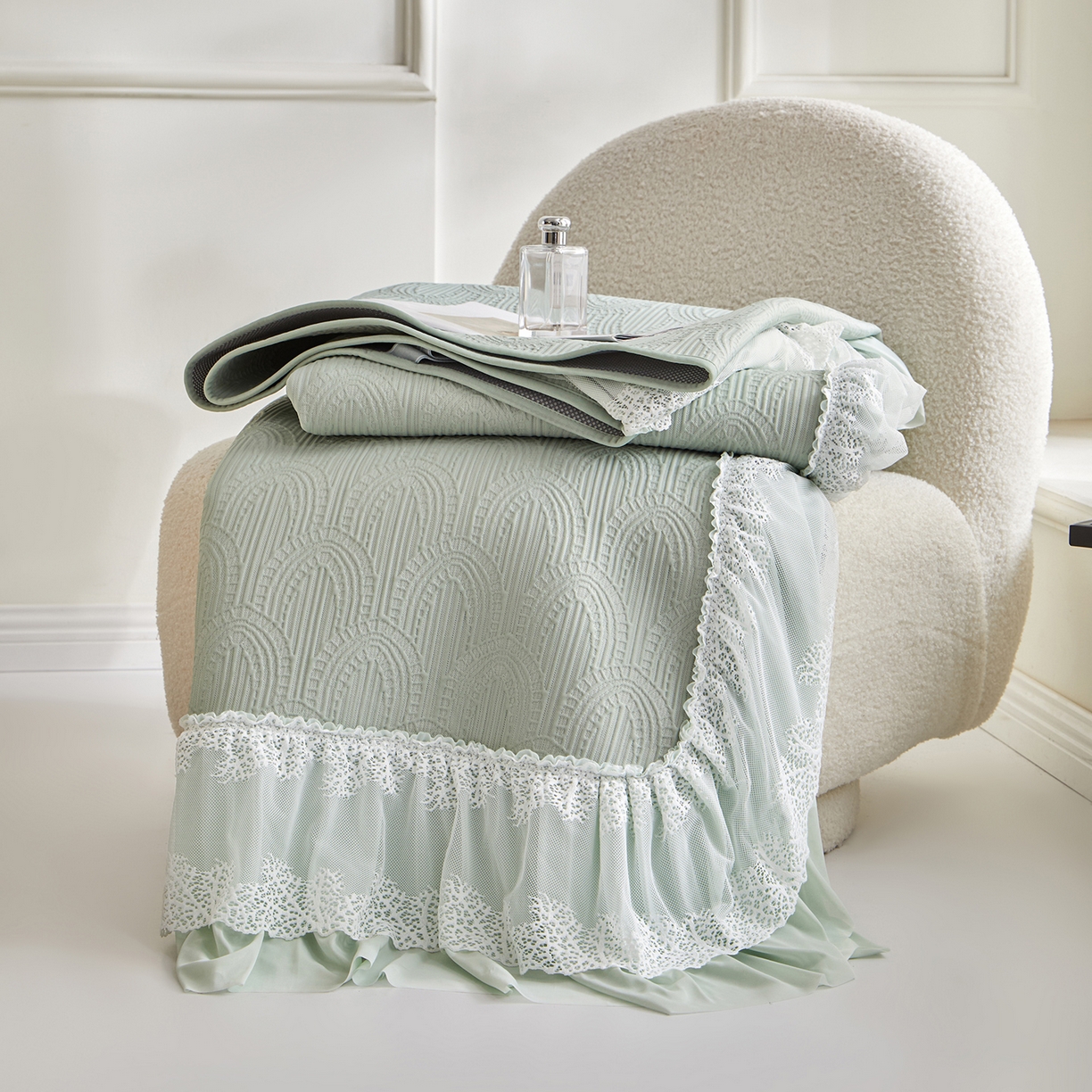 91家纺网 家纺一手货源 找家纺 瑞禾家纺 2026新款A类凉感豆豆床裙款凉席三件套-系列三 青柠浪影