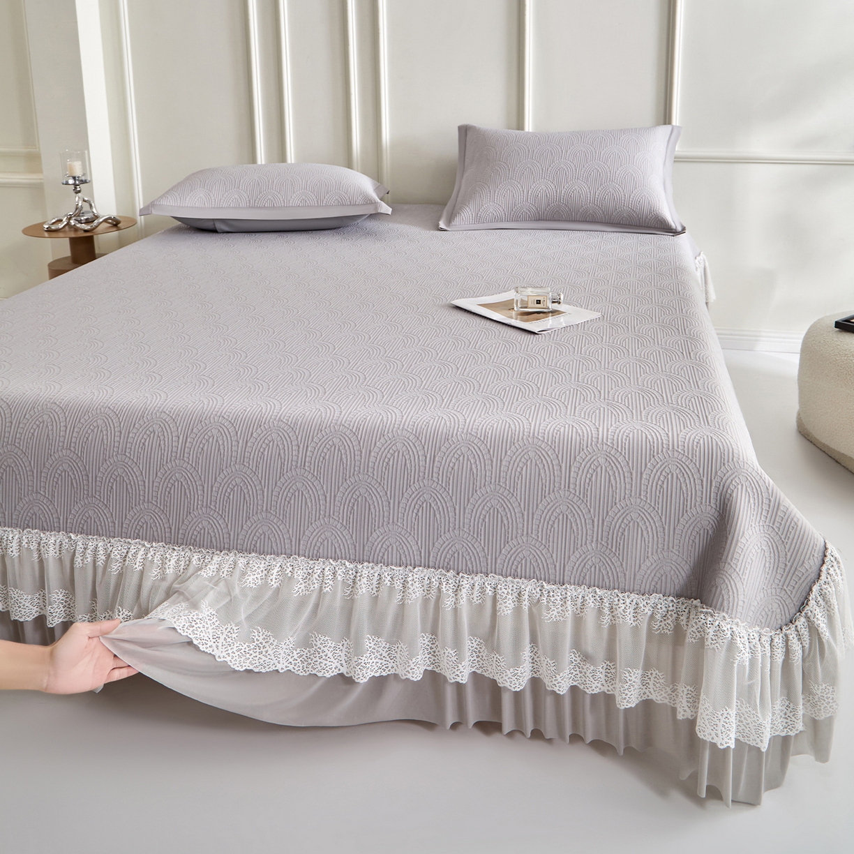 91家纺网 家纺一手货源 找家纺 瑞禾家纺 2026新款A类凉感豆豆床裙款凉席三件套-系列三 雾灰浪影