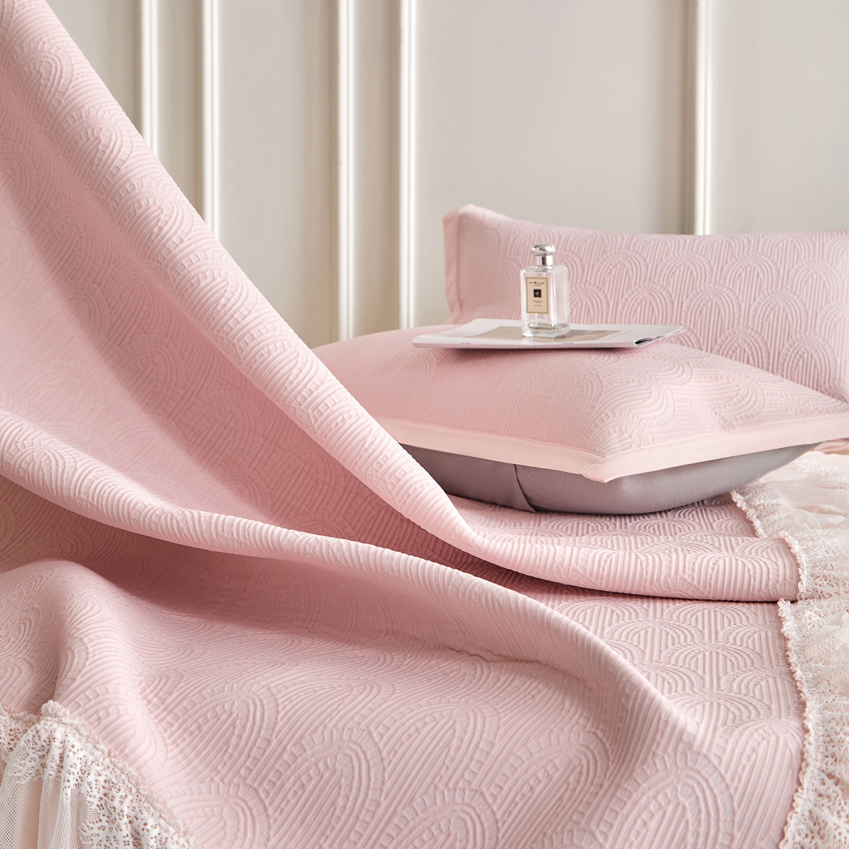 91家纺网 家纺一手货源 找家纺 瑞禾家纺 2026新款A类凉感豆豆床裙款凉席三件套-系列三 柔粉浪影