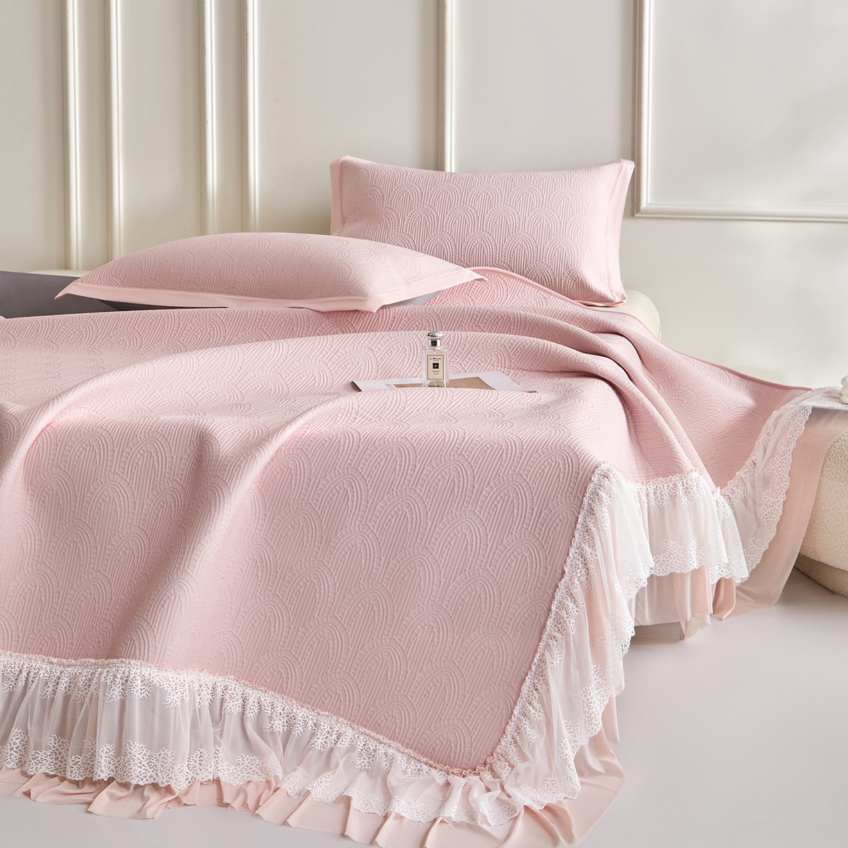 91家纺网 家纺一手货源 找家纺 瑞禾家纺 2026新款A类凉感豆豆床裙款凉席三件套-系列三 柔粉浪影