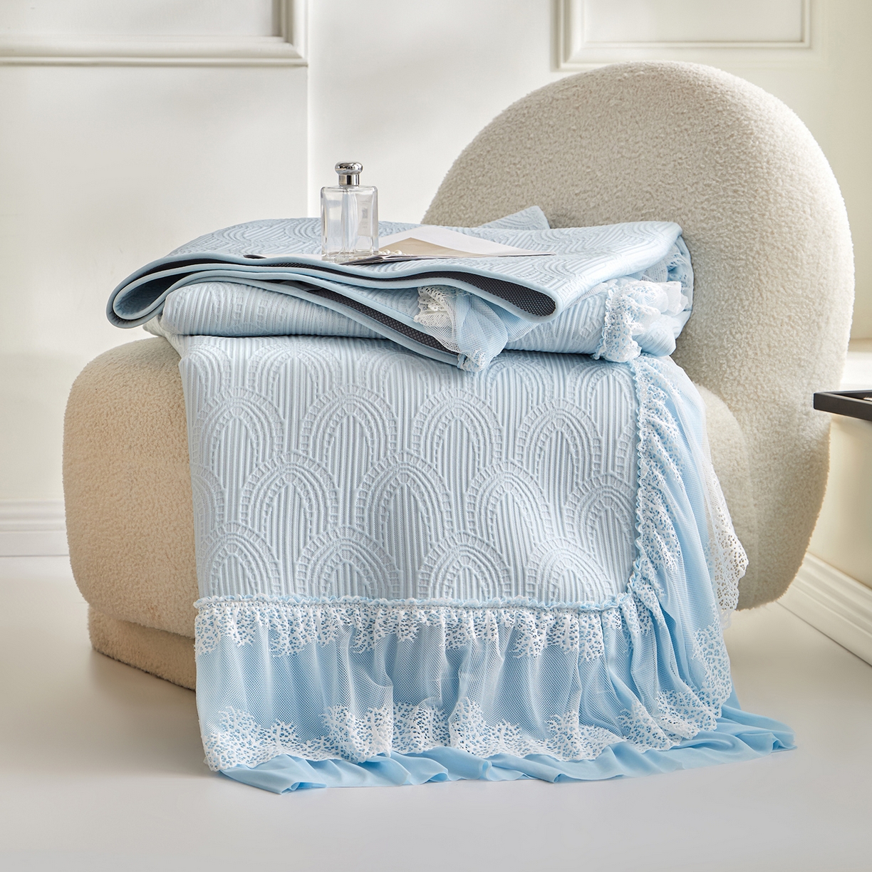 91家纺网 家纺一手货源 找家纺 瑞禾家纺 2026新款A类凉感豆豆床裙款凉席三件套-系列三 冰蓝浪影