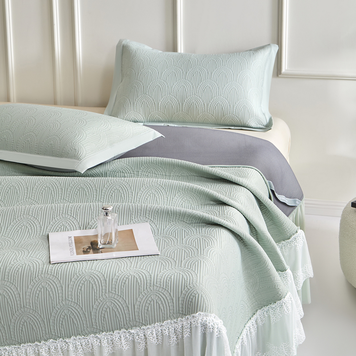 91家纺网 家纺一手货源 找家纺 瑞禾家纺 2026新款A类凉感豆豆床裙款凉席三件套-系列三 青柠浪影