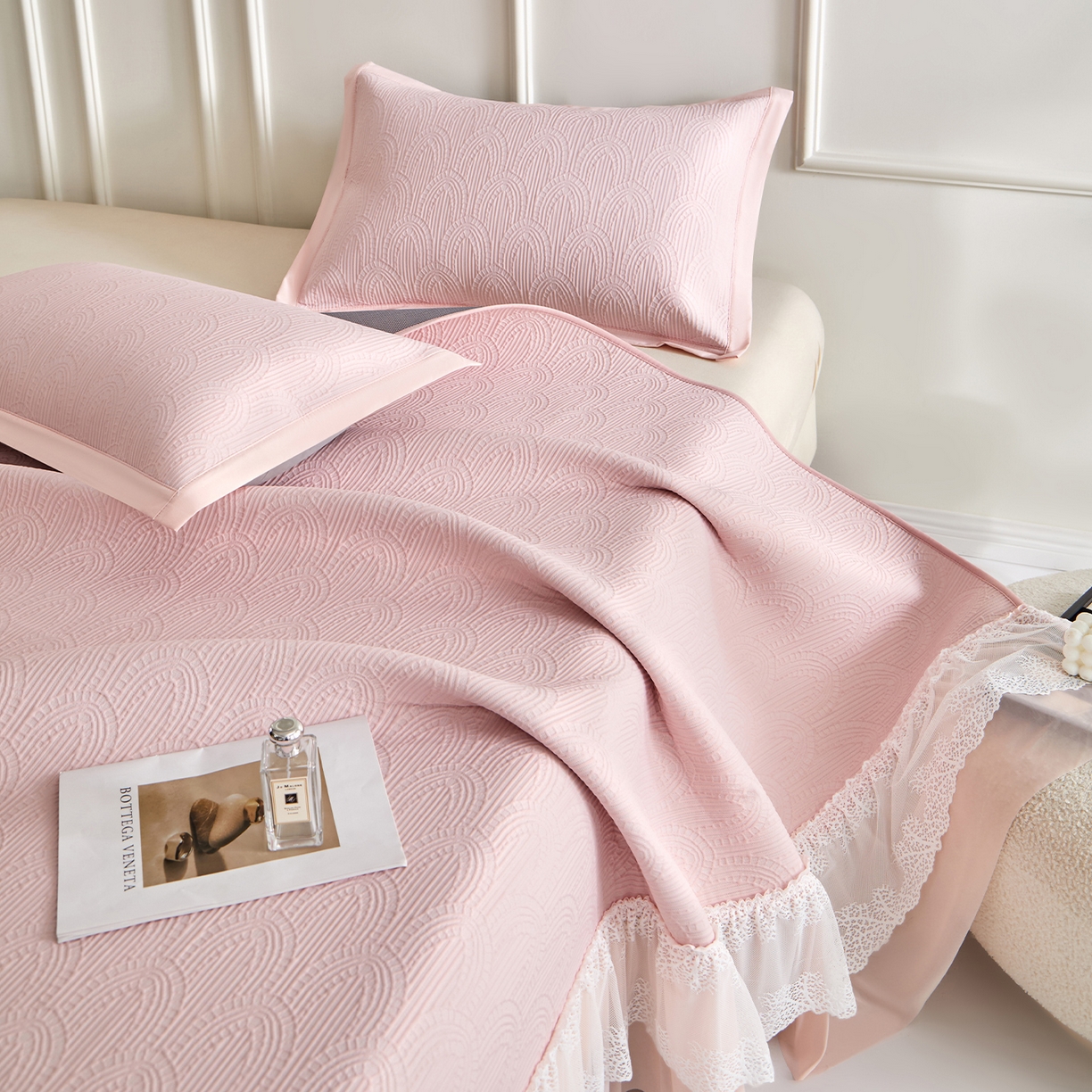 91家纺网 家纺一手货源 找家纺 瑞禾家纺 2026新款A类凉感豆豆床裙款凉席三件套-系列三 柔粉浪影