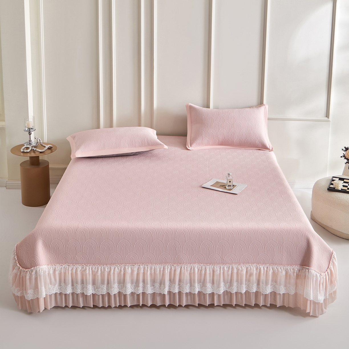 91家纺网 家纺一手货源 找家纺 瑞禾家纺 2026新款A类凉感豆豆床裙款凉席三件套-系列三 柔粉浪影