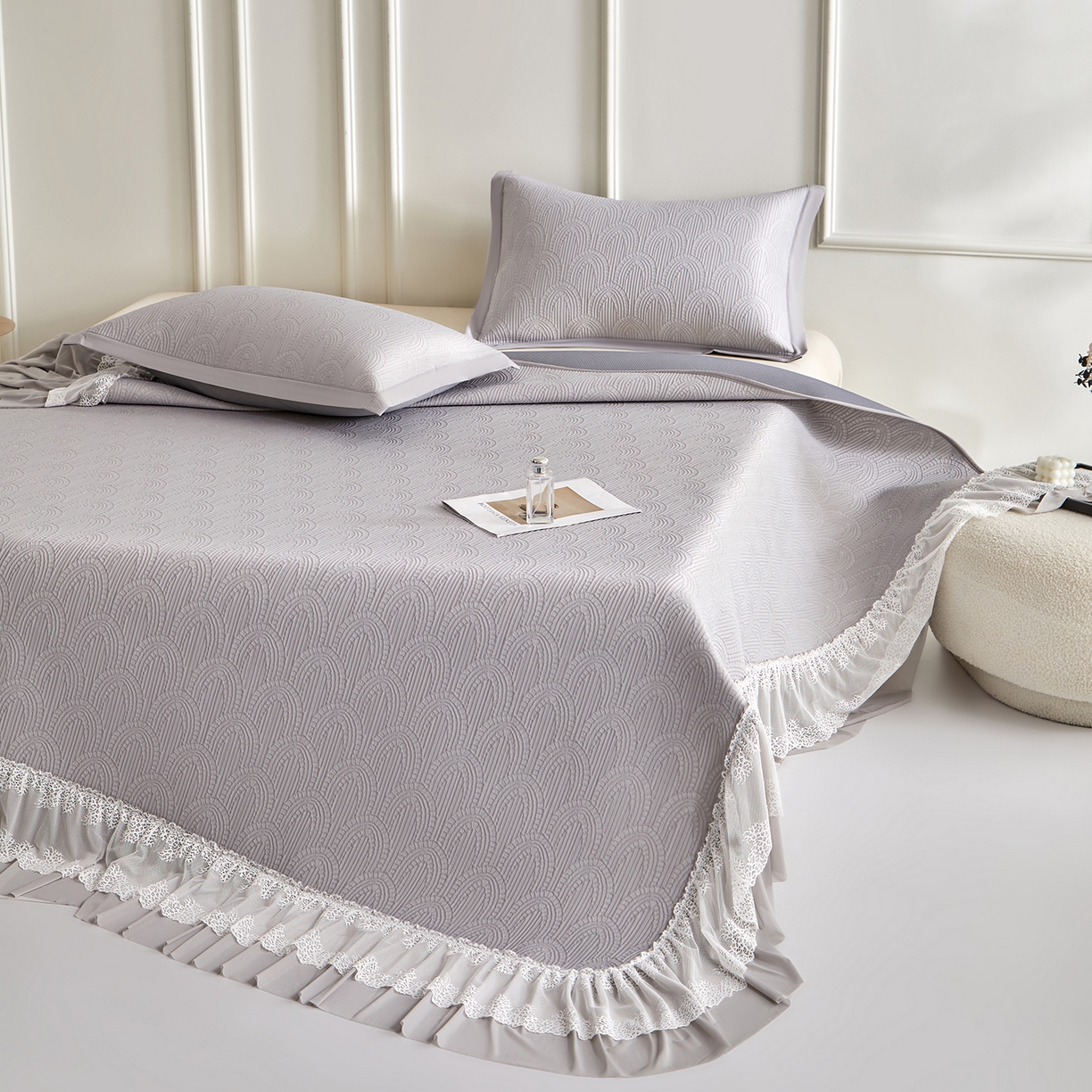 91家纺网 家纺一手货源 找家纺 瑞禾家纺 2026新款A类凉感豆豆床裙款凉席三件套-系列三 雾灰浪影