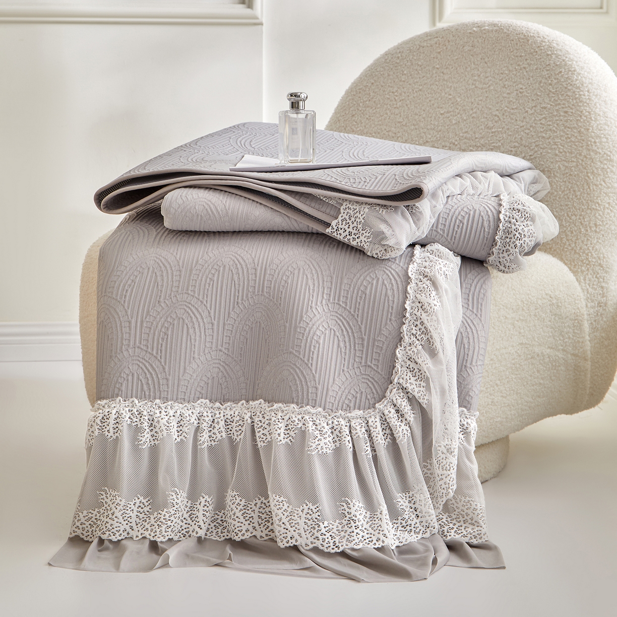 91家纺网 家纺一手货源 找家纺 瑞禾家纺 2026新款A类凉感豆豆床裙款凉席三件套-系列三 雾灰浪影