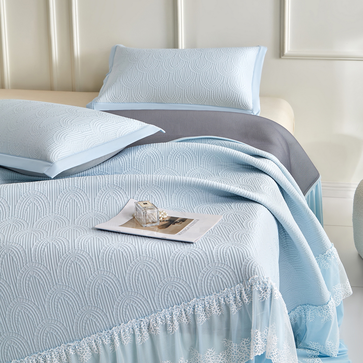 91家纺网 家纺一手货源 找家纺 瑞禾家纺 2026新款A类凉感豆豆床裙款凉席三件套-系列三 冰蓝浪影