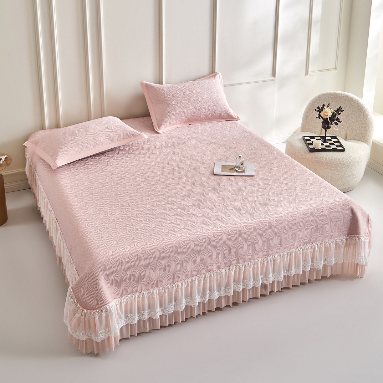 91家纺网 家纺一手货源 找家纺 瑞禾家纺 2026新款A类凉感豆豆床裙款凉席三件套-系列三 柔粉浪影