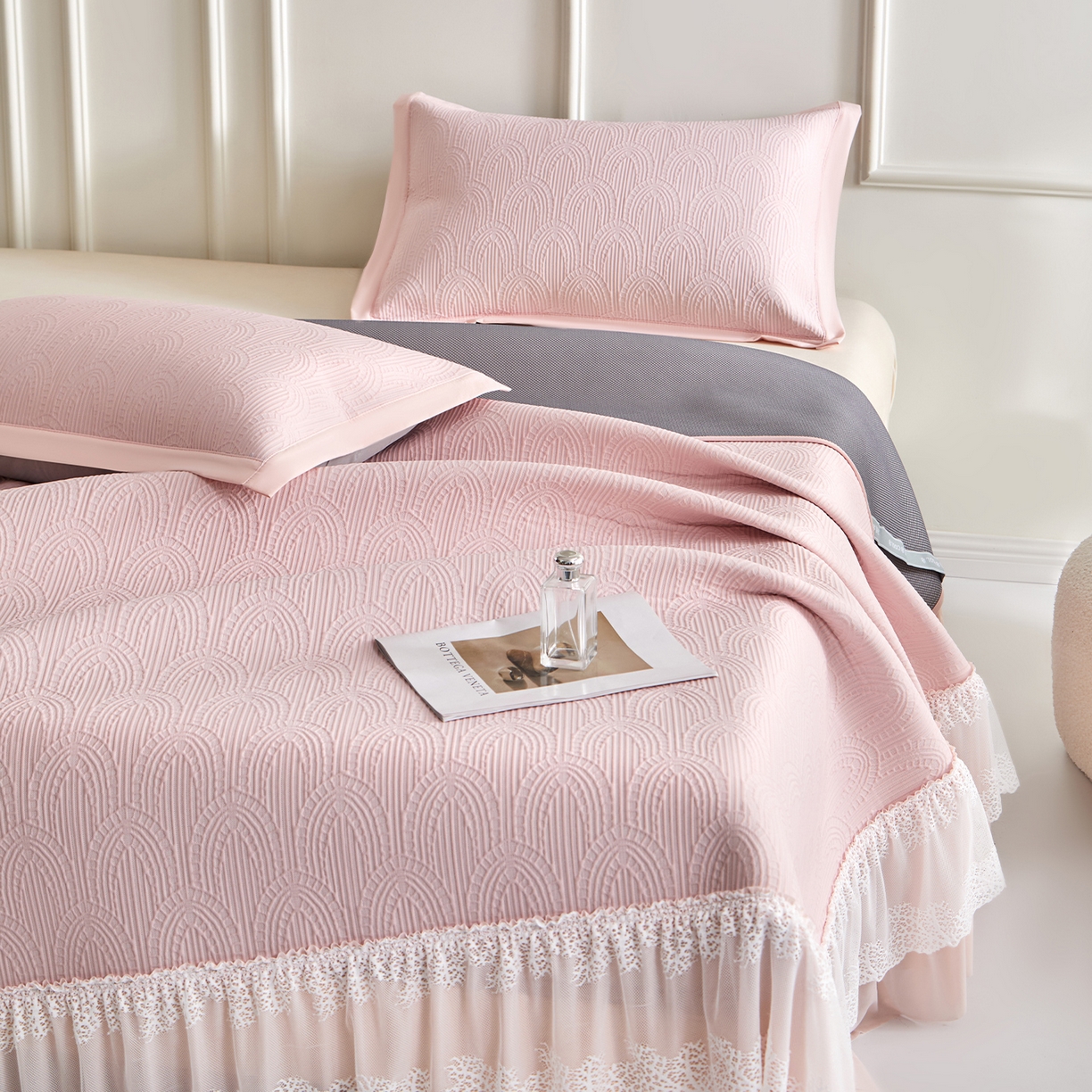 91家纺网 家纺一手货源 找家纺 瑞禾家纺 2026新款A类凉感豆豆床裙款凉席三件套-系列三 柔粉浪影