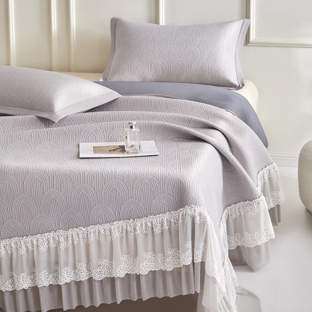 91家纺网 家纺一手货源 找家纺 瑞禾家纺 2026新款A类凉感豆豆床裙款凉席三件套-系列三 雾灰浪影