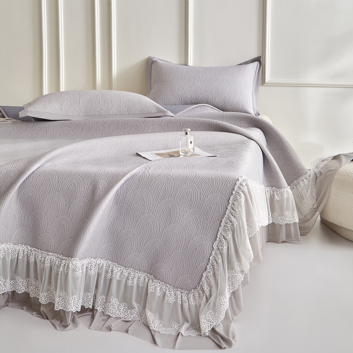 91家纺网 家纺一手货源 找家纺 瑞禾家纺 2026新款A类凉感豆豆床裙款凉席三件套-系列三 雾灰浪影