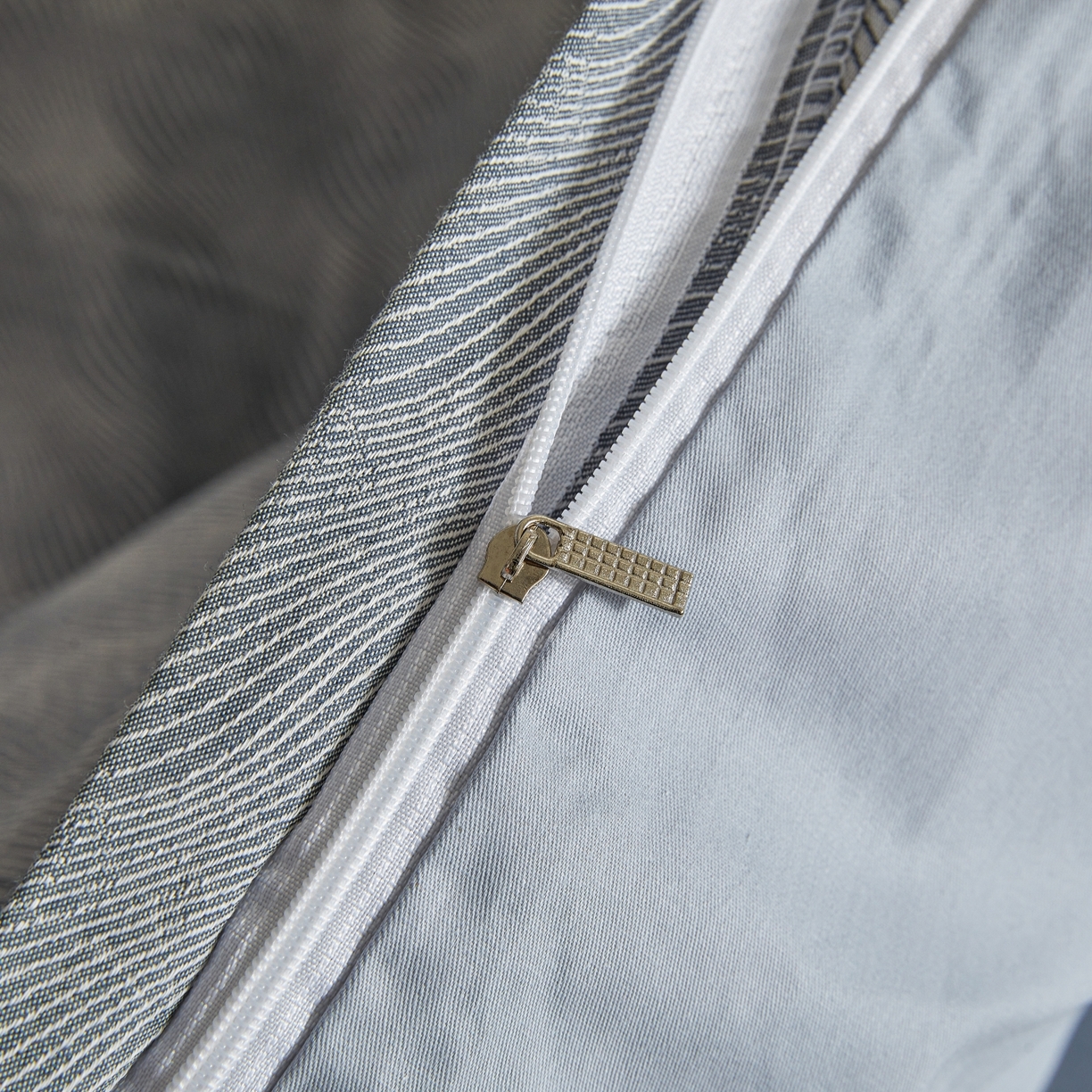 91家纺网 家纺一手货源 找家纺 乐家毛巾被（工厂自产自销） 2026新款40s全棉纯棉色织提花四件套 素灰枕月