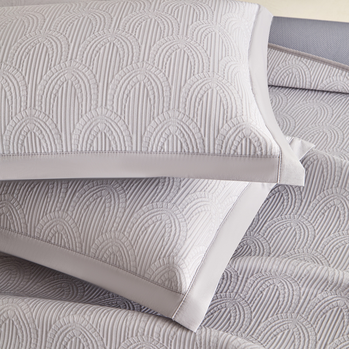 91家纺网 家纺一手货源 找家纺 瑞禾家纺 2026新款A类凉感豆豆床裙款凉席三件套-系列三 雾灰浪影