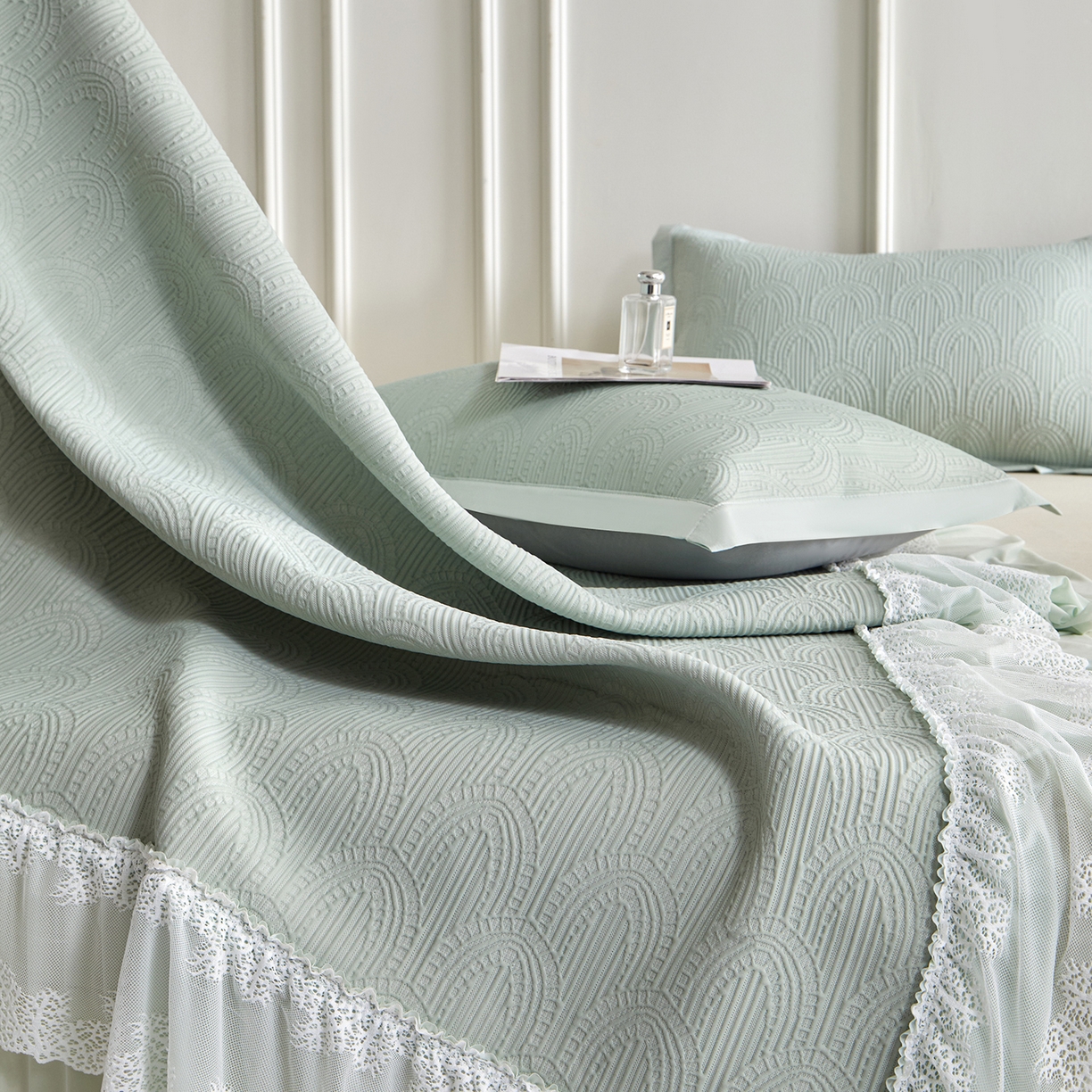 91家纺网 家纺一手货源 找家纺 瑞禾家纺 2026新款A类凉感豆豆床裙款凉席三件套-系列三 青柠浪影