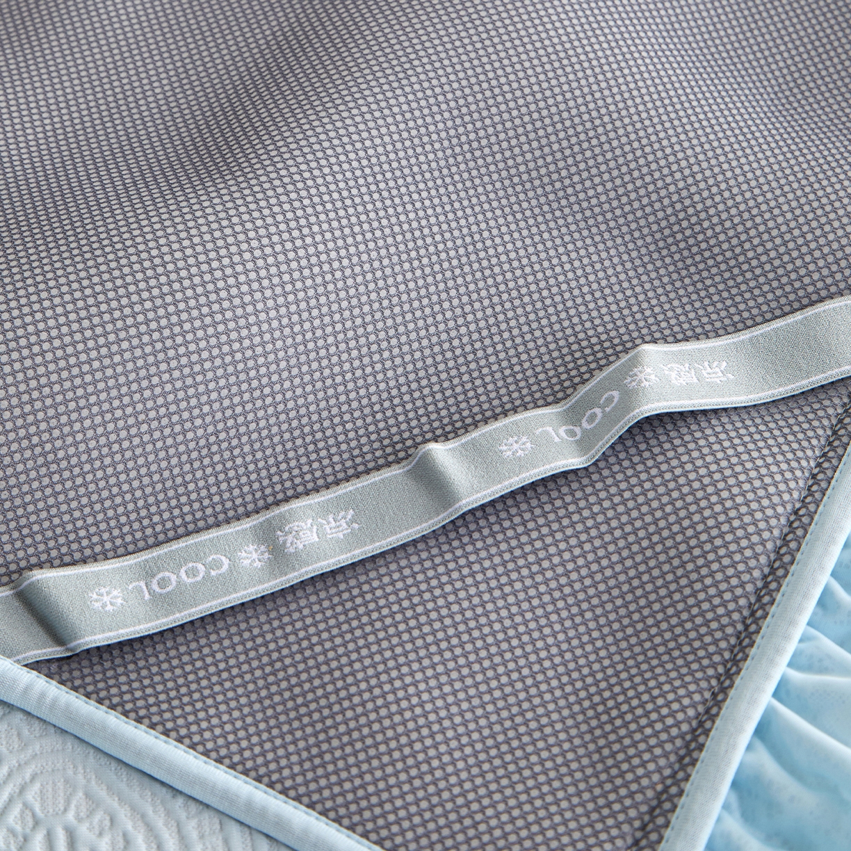 91家纺网 家纺一手货源 找家纺 瑞禾家纺 2026新款A类凉感豆豆床裙款凉席三件套-系列三 冰蓝浪影