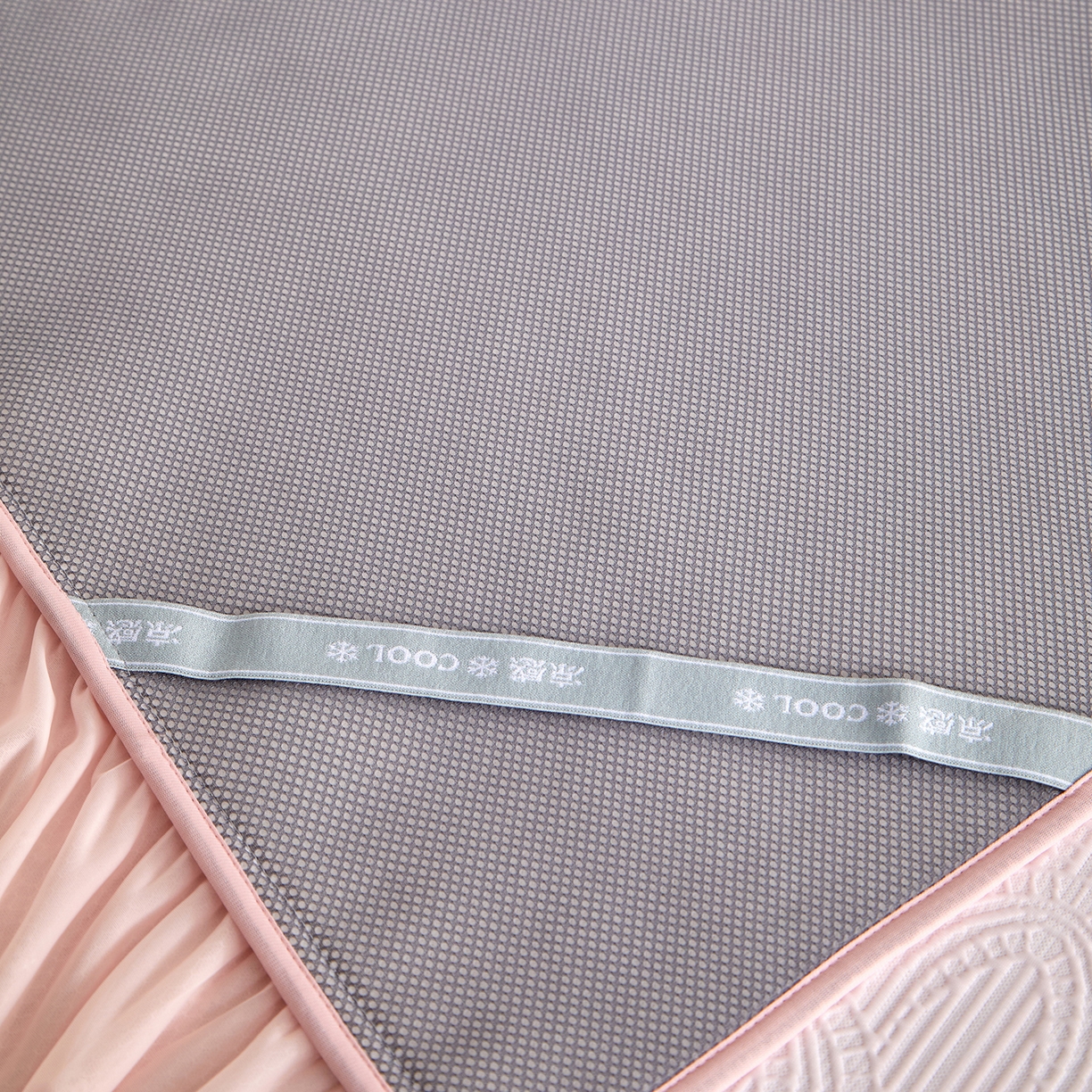 91家纺网 家纺一手货源 找家纺 瑞禾家纺 2026新款A类凉感豆豆床裙款凉席三件套-系列三 浅粉浪影