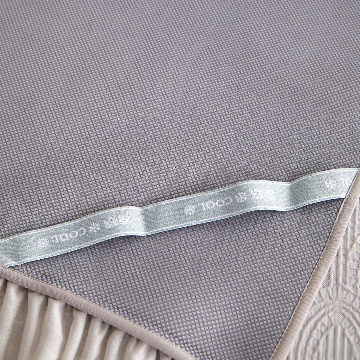 91家纺网 家纺一手货源 找家纺 瑞禾家纺 2026新款A类凉感豆豆床裙款凉席三件套-系列三 雾灰浪影