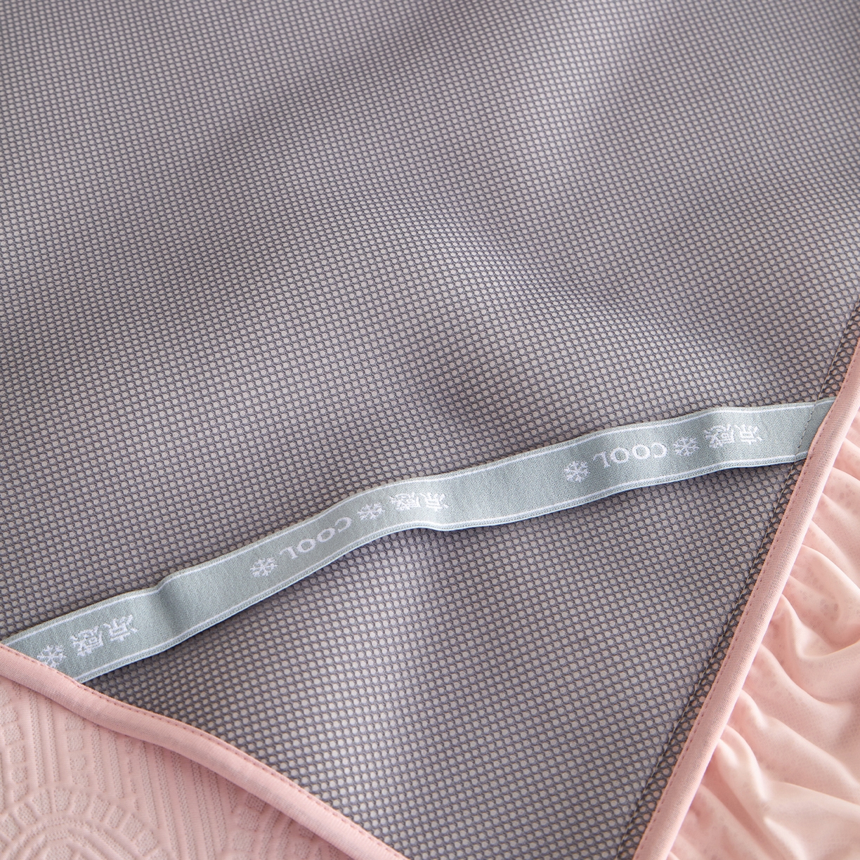 91家纺网 家纺一手货源 找家纺 瑞禾家纺 2026新款A类凉感豆豆床裙款凉席三件套-系列三 柔粉浪影