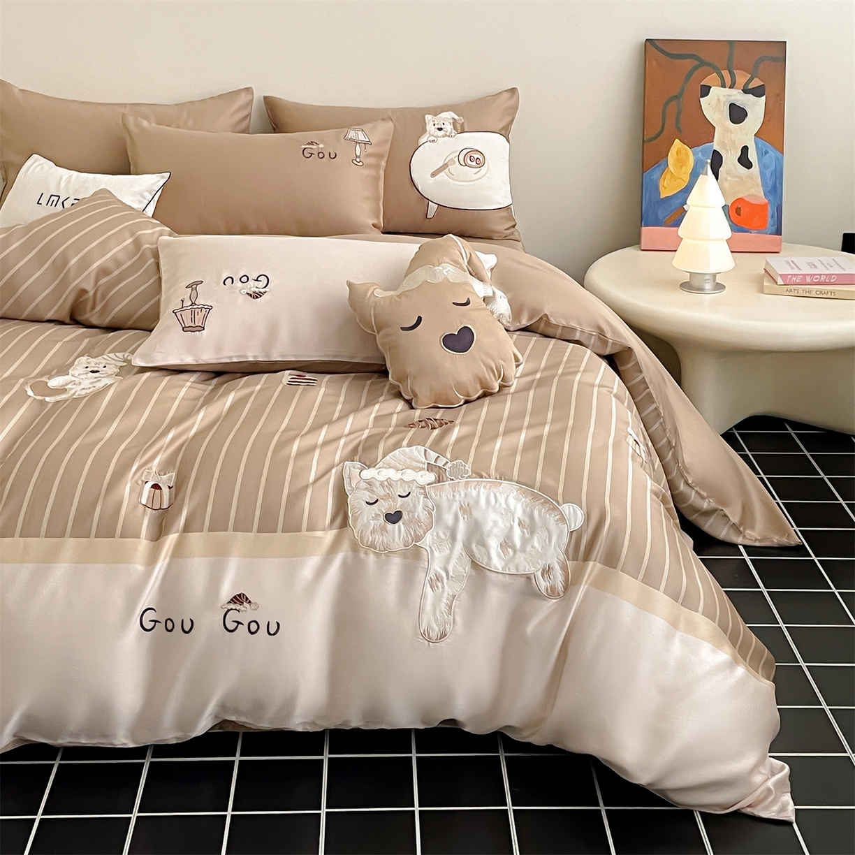 91家纺网 家纺一手货源 找家纺 蓝米卡夫 2026夏季新款60S兰精天丝刺绣四件套-西高地厨房（礼盒） 西高地厨房-大地色