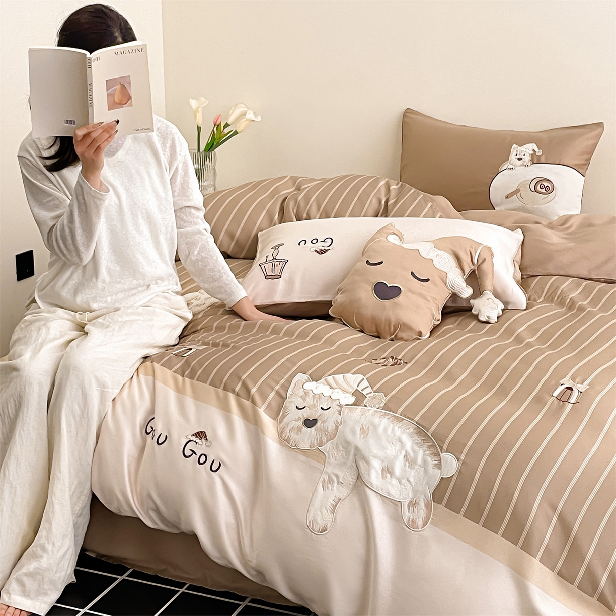 91家纺网 家纺一手货源 找家纺 蓝米卡夫 2026夏季新款60S兰精天丝刺绣四件套-西高地厨房（礼盒） 西高地厨房-大地色