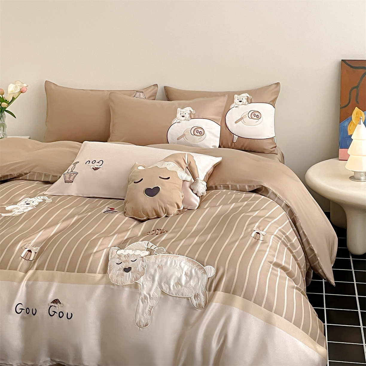 91家纺网 家纺一手货源 找家纺 蓝米卡夫 2026夏季新款60S兰精天丝刺绣四件套-西高地厨房（礼盒） 西高地厨房-大地色