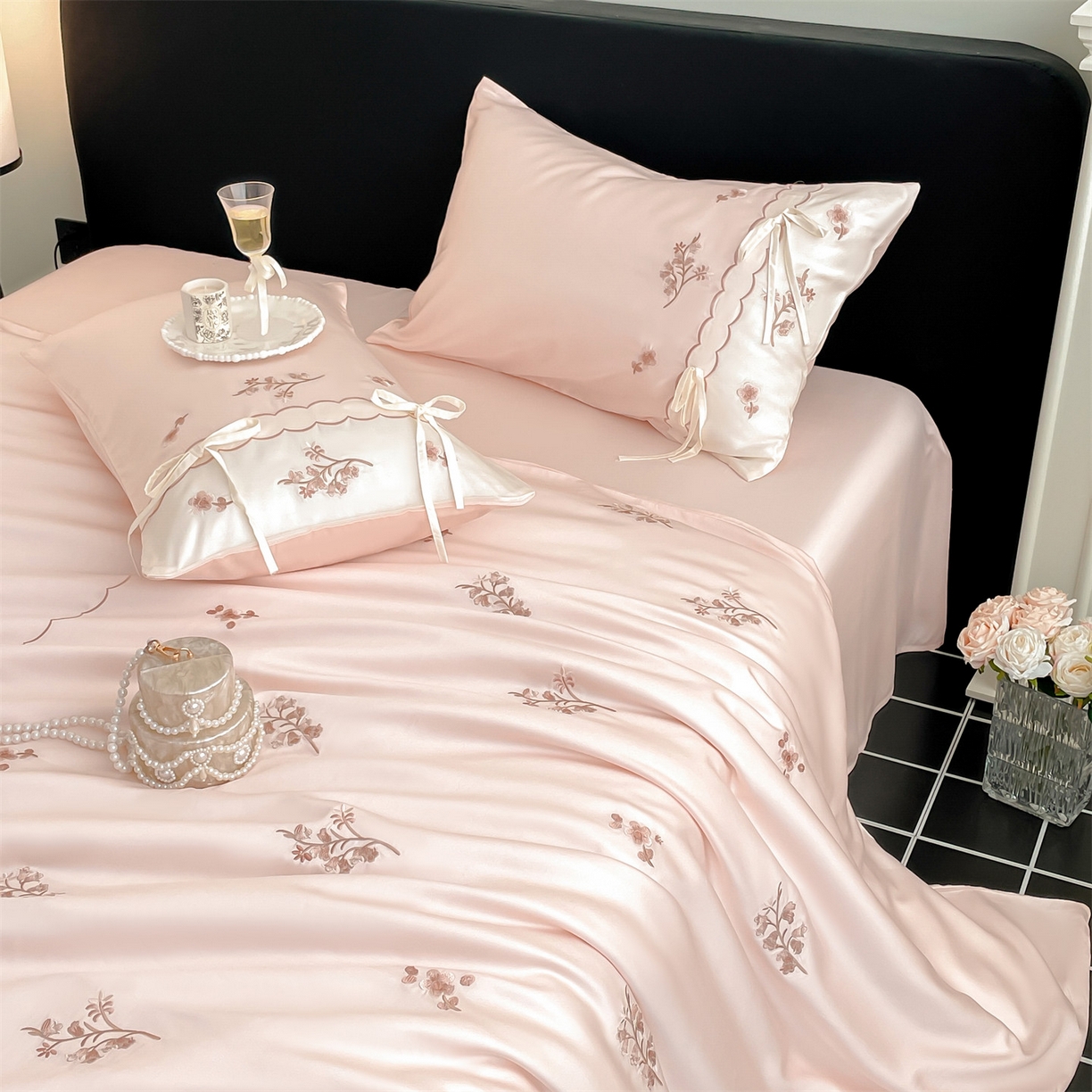 91家纺网 家纺一手货源 找家纺 蓝米卡夫 2026夏季新款60S兰精天丝刺绣四件套-汐语（礼盒） 汐语-粉