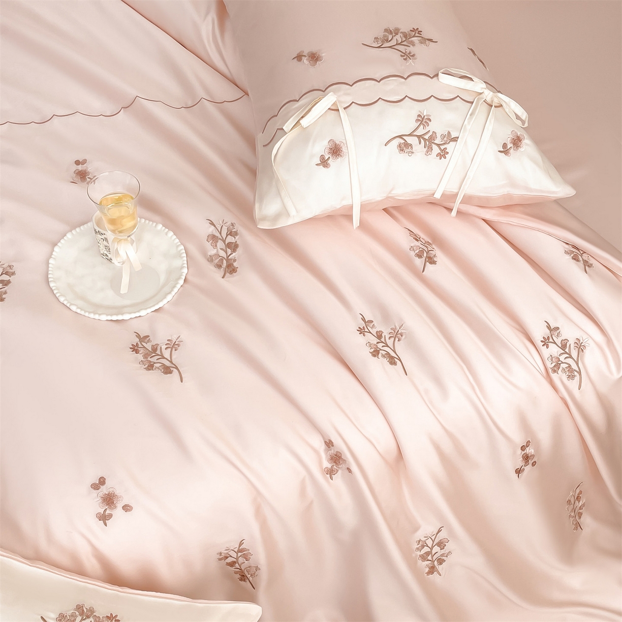 91家纺网 家纺一手货源 找家纺 蓝米卡夫 2026夏季新款60S兰精天丝刺绣四件套-汐语（礼盒） 汐语-粉