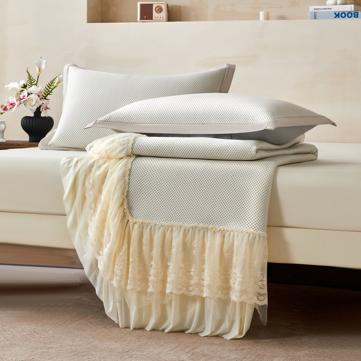 91家纺网 家纺一手货源 找家纺 瑞禾家纺 2026新款A类凉感豆豆床裙款凉席三件套-系列四 奶白星絮