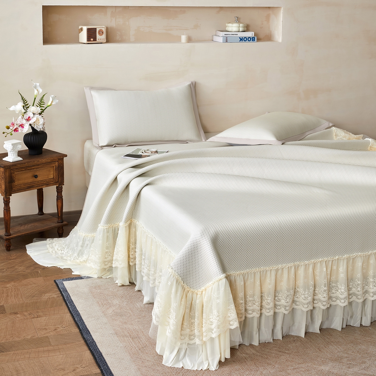 91家纺网 家纺一手货源 找家纺 瑞禾家纺 2026新款A类凉感豆豆床裙款凉席三件套-系列四 奶白星絮