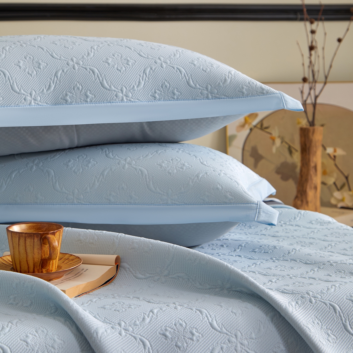 91家纺网 家纺一手货源 找家纺 瑞禾家纺 2026新款A类凉感豆豆床裙款凉席三件套-系列二 冰蓝鎏纹