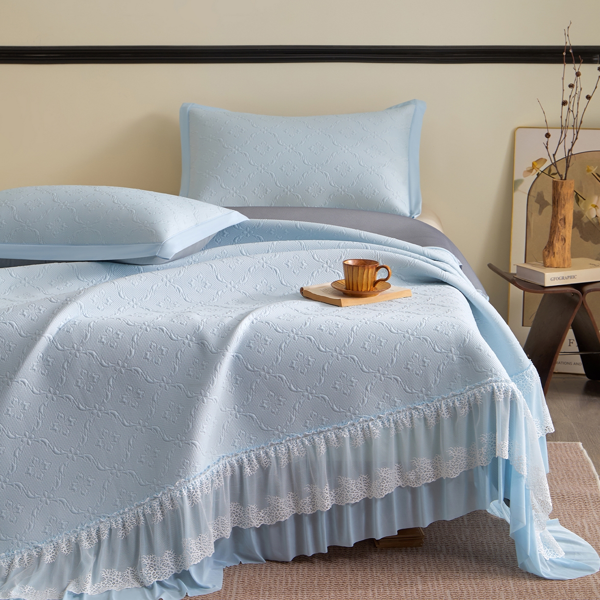 91家纺网 家纺一手货源 找家纺 瑞禾家纺 2026新款A类凉感豆豆床裙款凉席三件套-系列二 冰蓝鎏纹