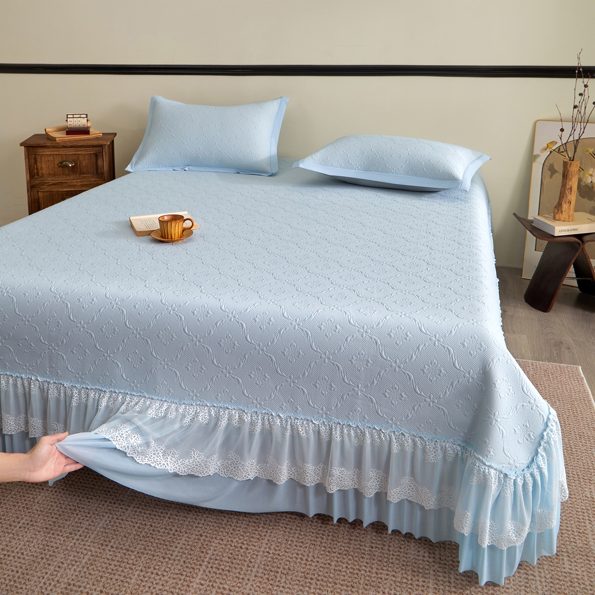 91家纺网 家纺一手货源 找家纺 瑞禾家纺 2026新款A类凉感豆豆床裙款凉席三件套-系列二 冰蓝鎏纹