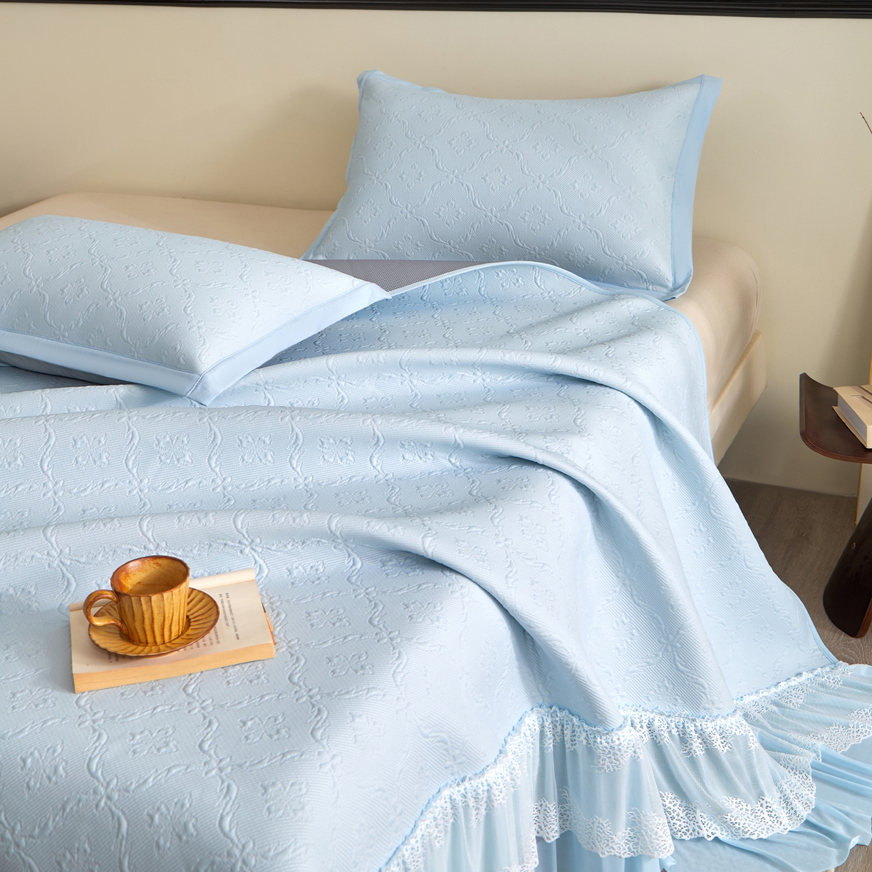 91家纺网 家纺一手货源 找家纺 瑞禾家纺 2026新款A类凉感豆豆床裙款凉席三件套-系列二 冰蓝鎏纹