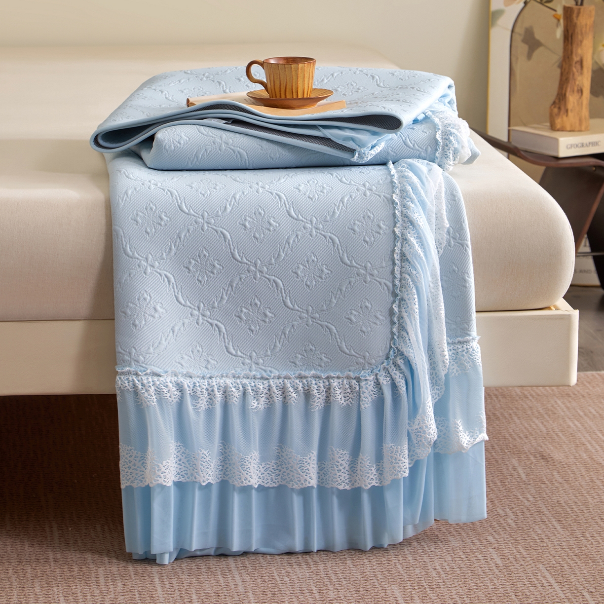 91家纺网 家纺一手货源 找家纺 瑞禾家纺 2026新款A类凉感豆豆床裙款凉席三件套-系列二 冰蓝鎏纹