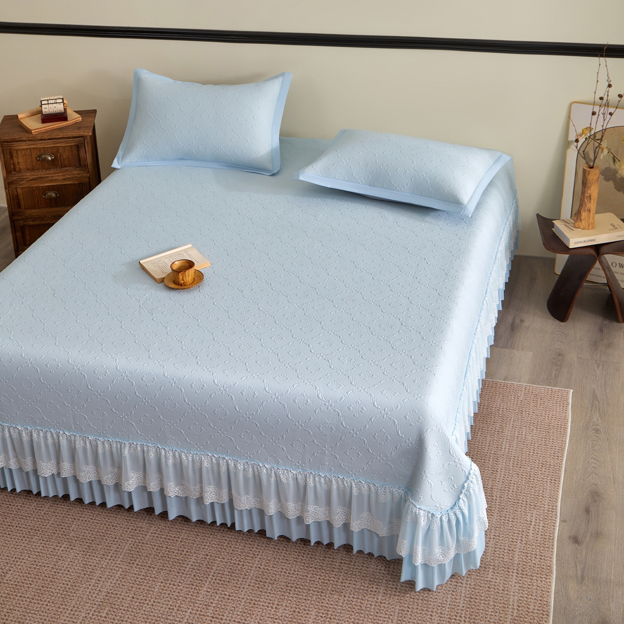 91家纺网 家纺一手货源 找家纺 瑞禾家纺 2026新款A类凉感豆豆床裙款凉席三件套-系列二 冰蓝鎏纹