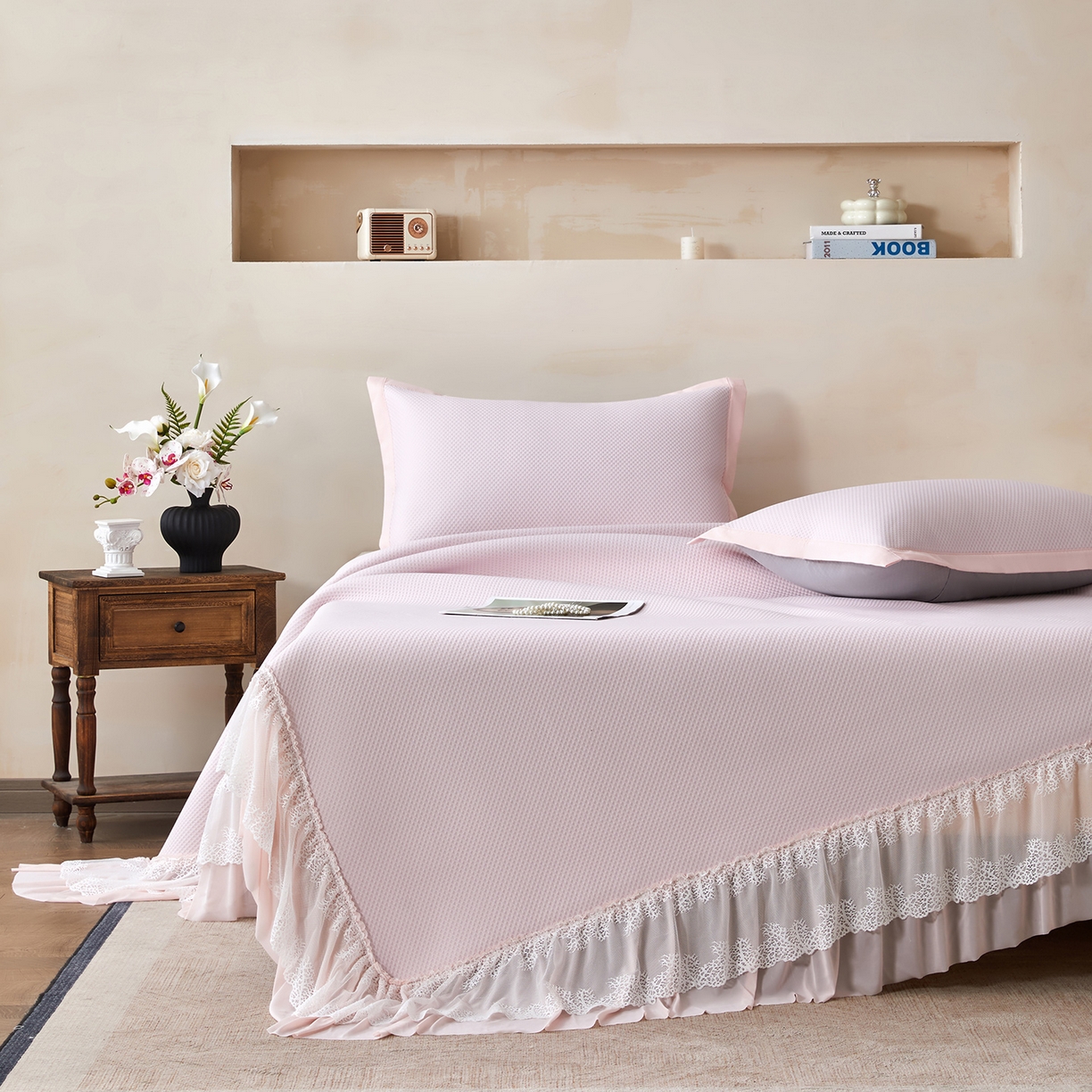 91家纺网 家纺一手货源 找家纺 瑞禾家纺 2026新款A类凉感豆豆床裙款凉席三件套-系列四 浅粉星絮