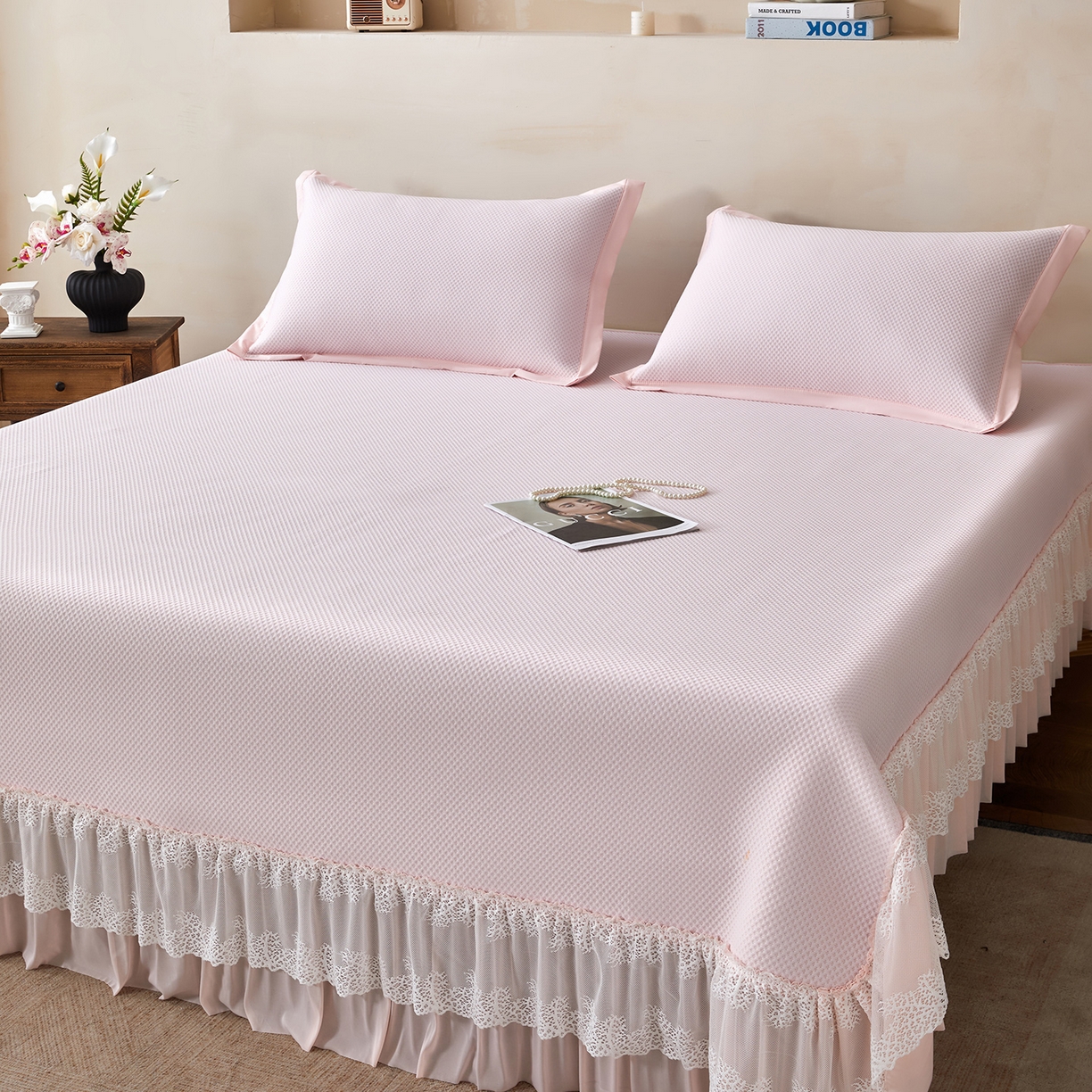 91家纺网 家纺一手货源 找家纺 瑞禾家纺 2026新款A类凉感豆豆床裙款凉席三件套-系列四 浅粉星絮