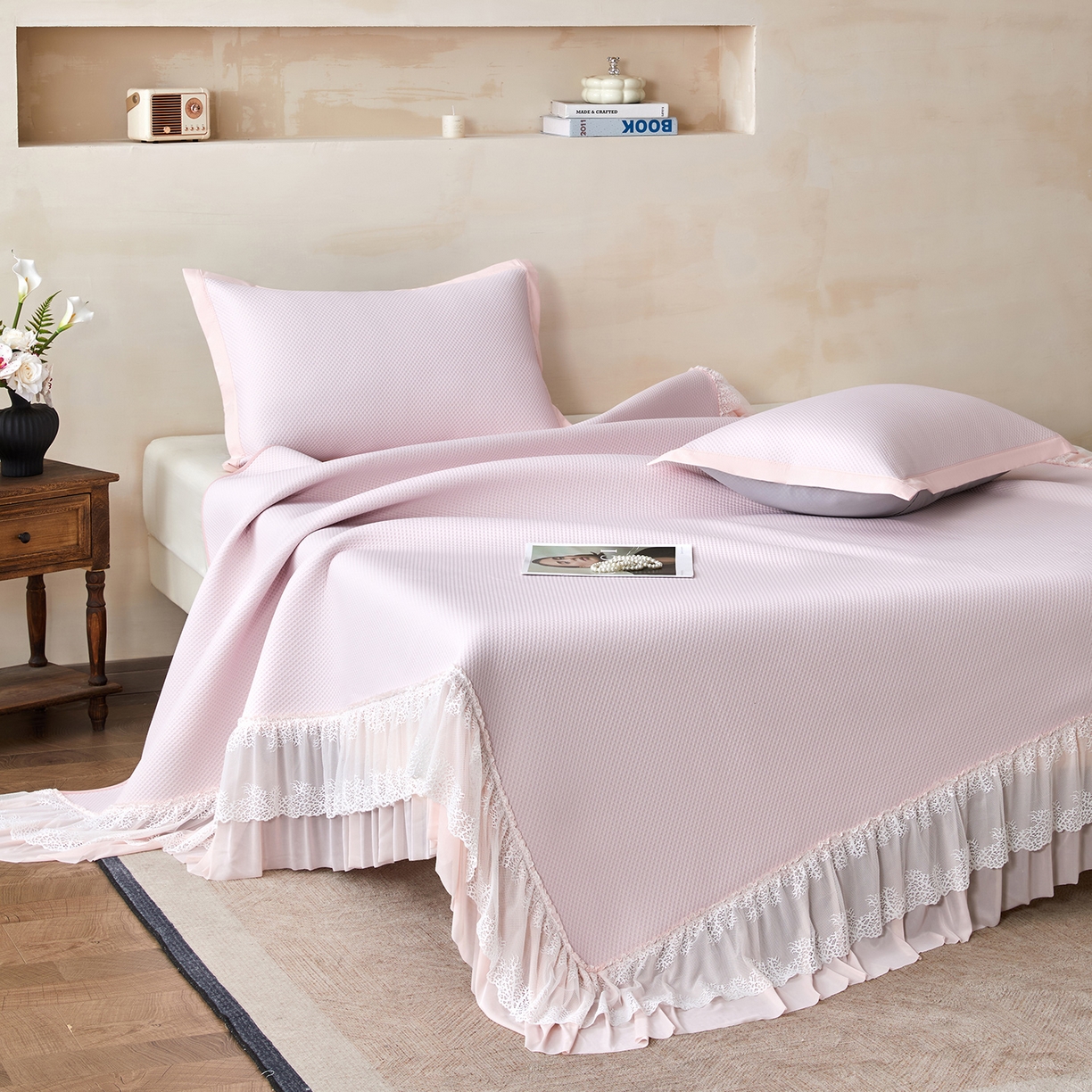 91家纺网 家纺一手货源 找家纺 瑞禾家纺 2026新款A类凉感豆豆床裙款凉席三件套-系列四 浅粉星絮