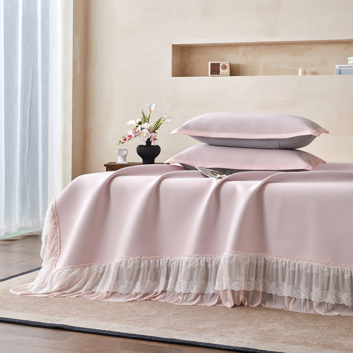 91家纺网 家纺一手货源 找家纺 瑞禾家纺 2026新款A类凉感豆豆床裙款凉席三件套-系列四 浅粉星絮