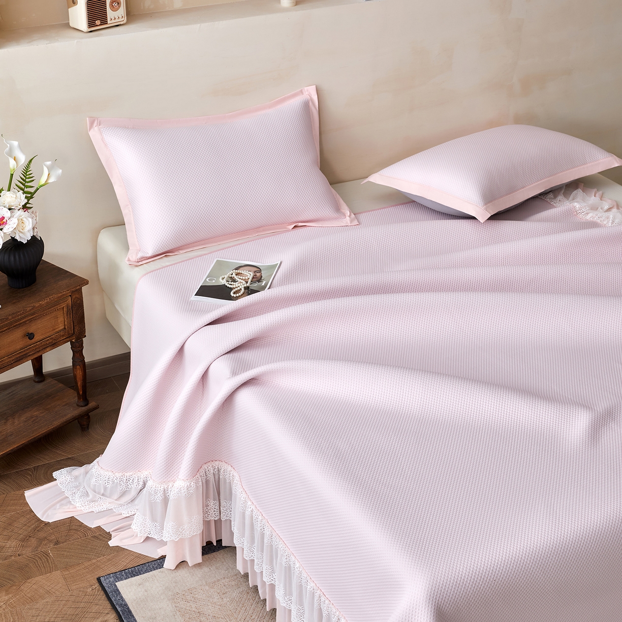 91家纺网 家纺一手货源 找家纺 瑞禾家纺 2026新款A类凉感豆豆床裙款凉席三件套-系列四 浅粉星絮