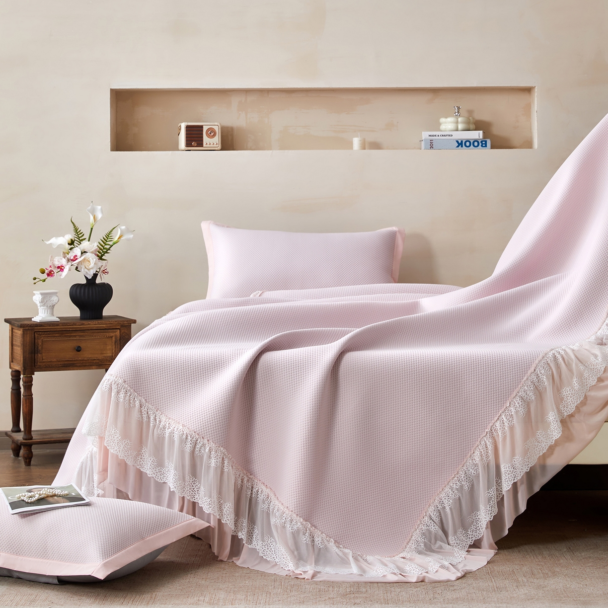 91家纺网 家纺一手货源 找家纺 瑞禾家纺 2026新款A类凉感豆豆床裙款凉席三件套-系列四 浅粉星絮