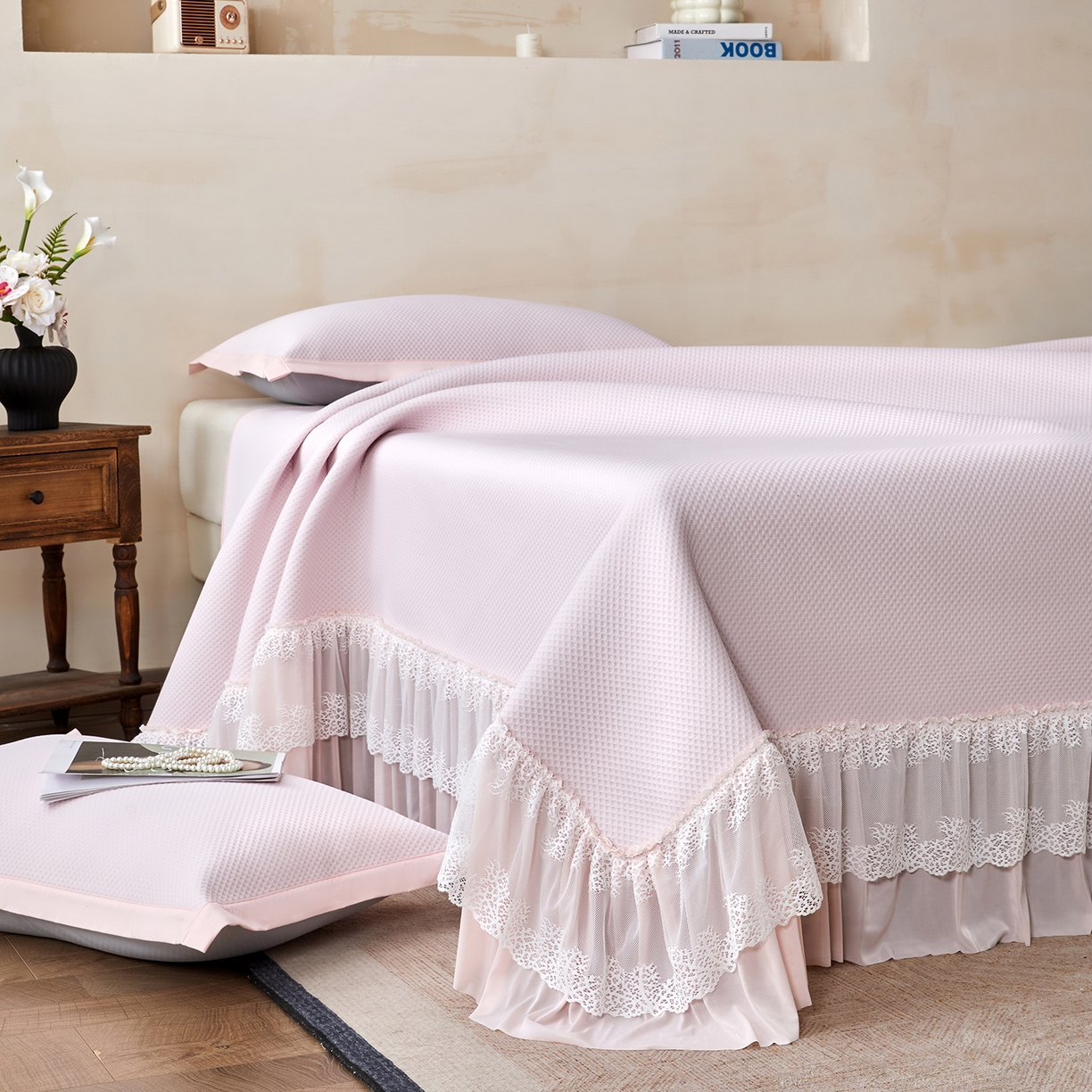 91家纺网 家纺一手货源 找家纺 瑞禾家纺 2026新款A类凉感豆豆床裙款凉席三件套-系列四 浅粉星絮