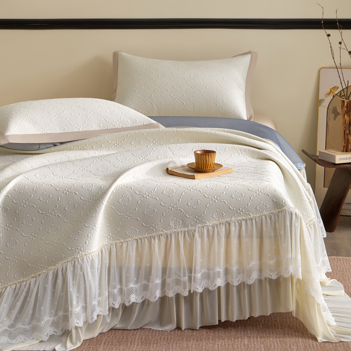 91家纺网 家纺一手货源 找家纺 瑞禾家纺 2026新款A类凉感豆豆床裙款凉席三件套-系列二 奶白鎏纹