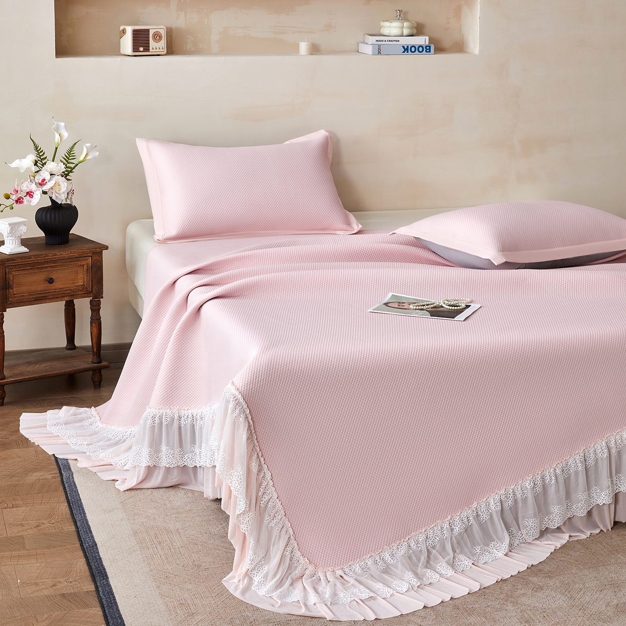 91家纺网 家纺一手货源 找家纺 瑞禾家纺 2026新款A类凉感豆豆床裙款凉席三件套-系列四 柔粉星絮