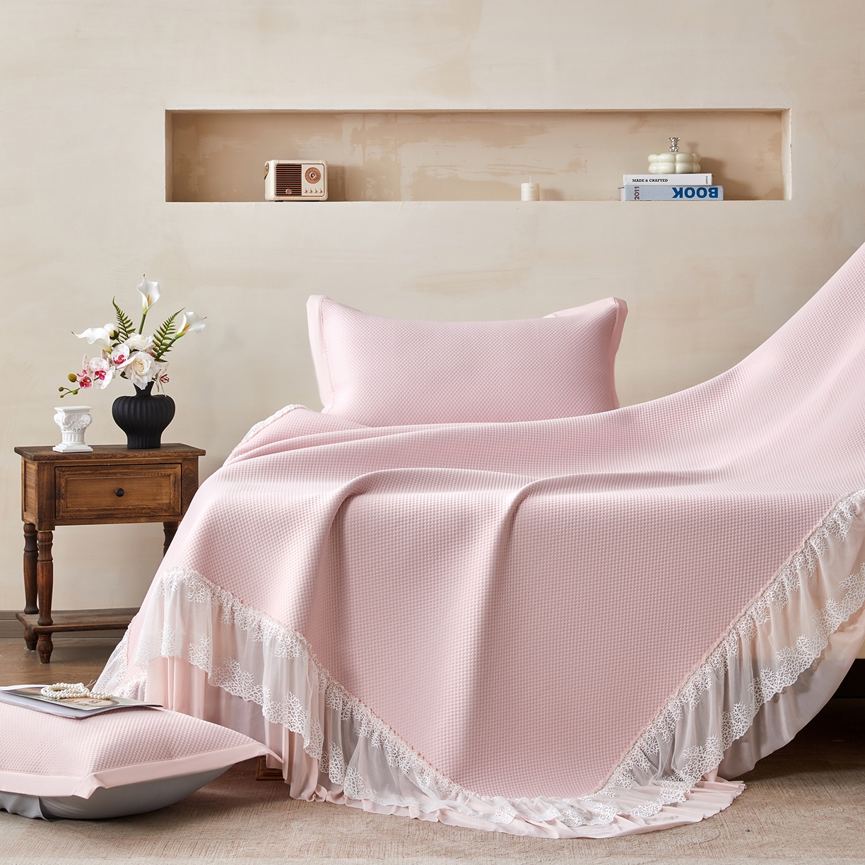 91家纺网 家纺一手货源 找家纺 瑞禾家纺 2026新款A类凉感豆豆床裙款凉席三件套-系列四 柔粉星絮