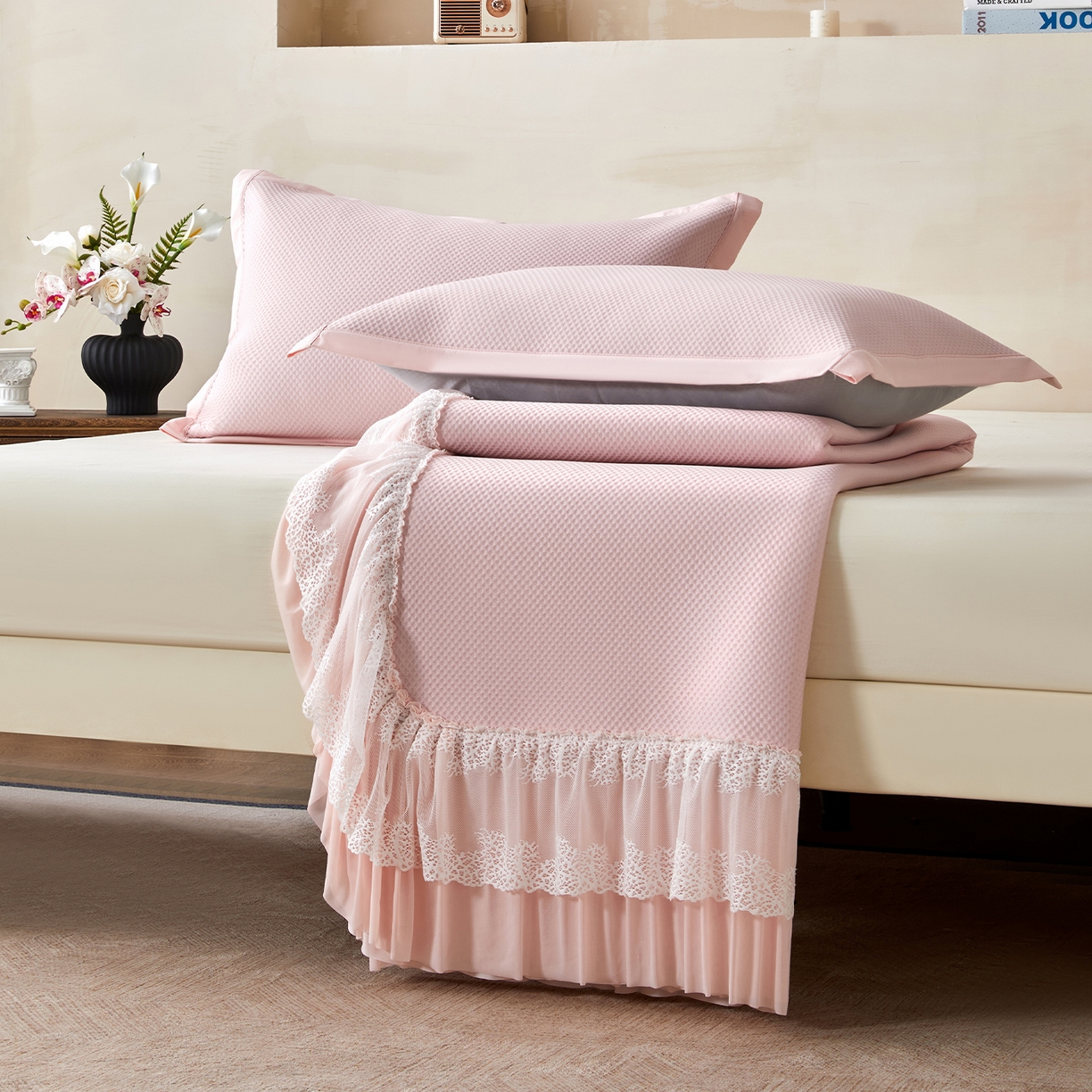 91家纺网 家纺一手货源 找家纺 瑞禾家纺 2026新款A类凉感豆豆床裙款凉席三件套-系列四 柔粉星絮